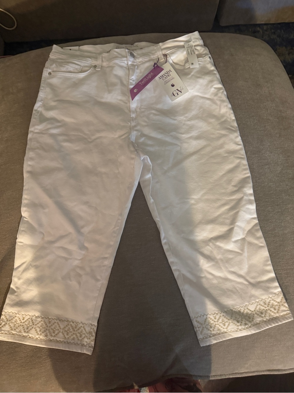 Gloria Vanderbilt White Capri Pants with Embroidered Hem